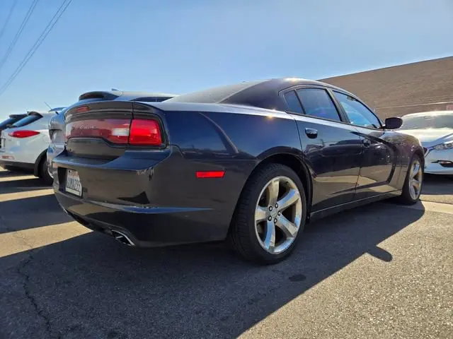 2012 Dodge Charger SXT photo 4