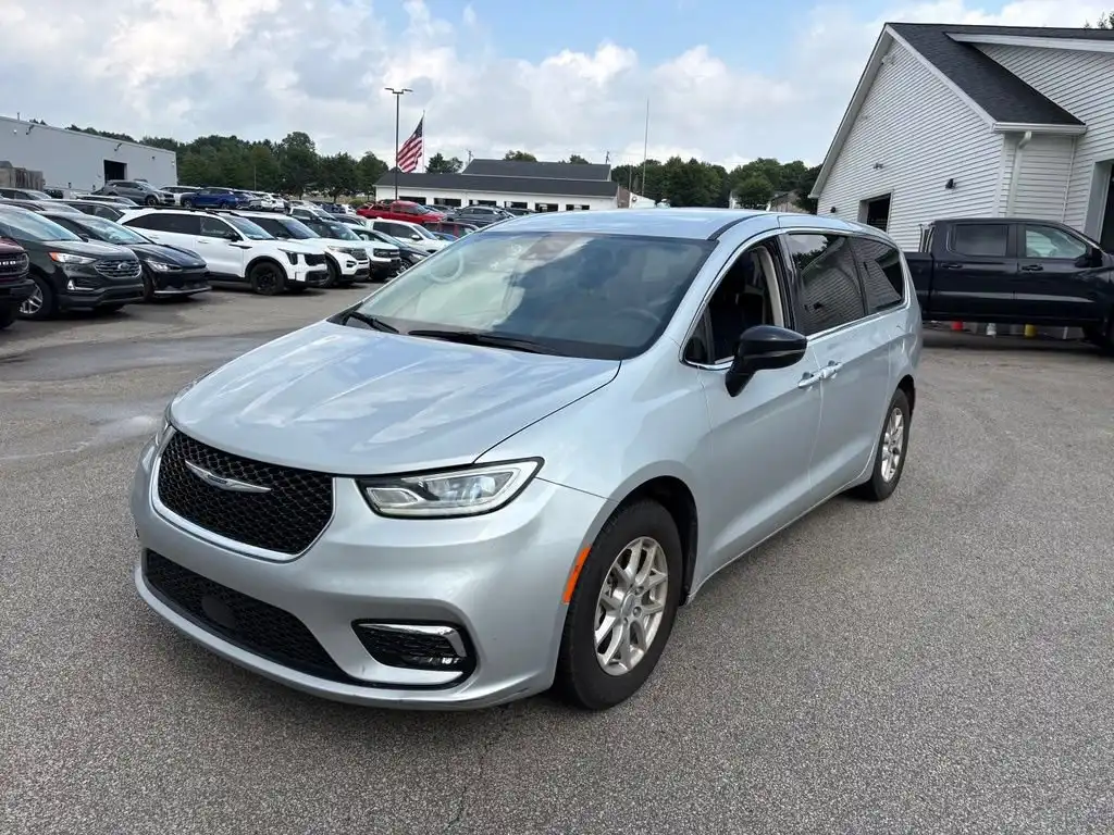 2024 Chrysler Pacifica Touring L's photo