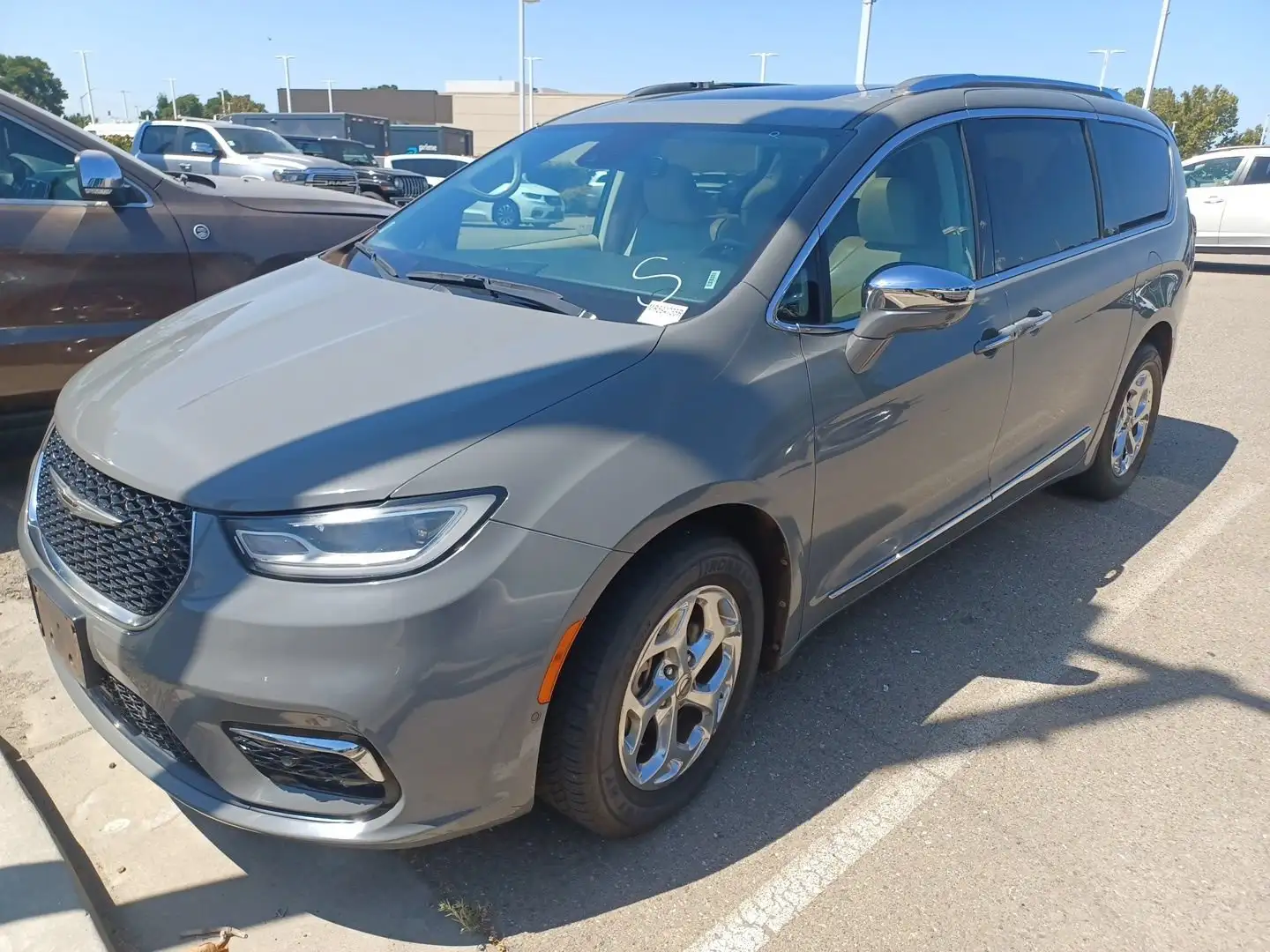 2021 Chrysler Pacifica Limited's photo