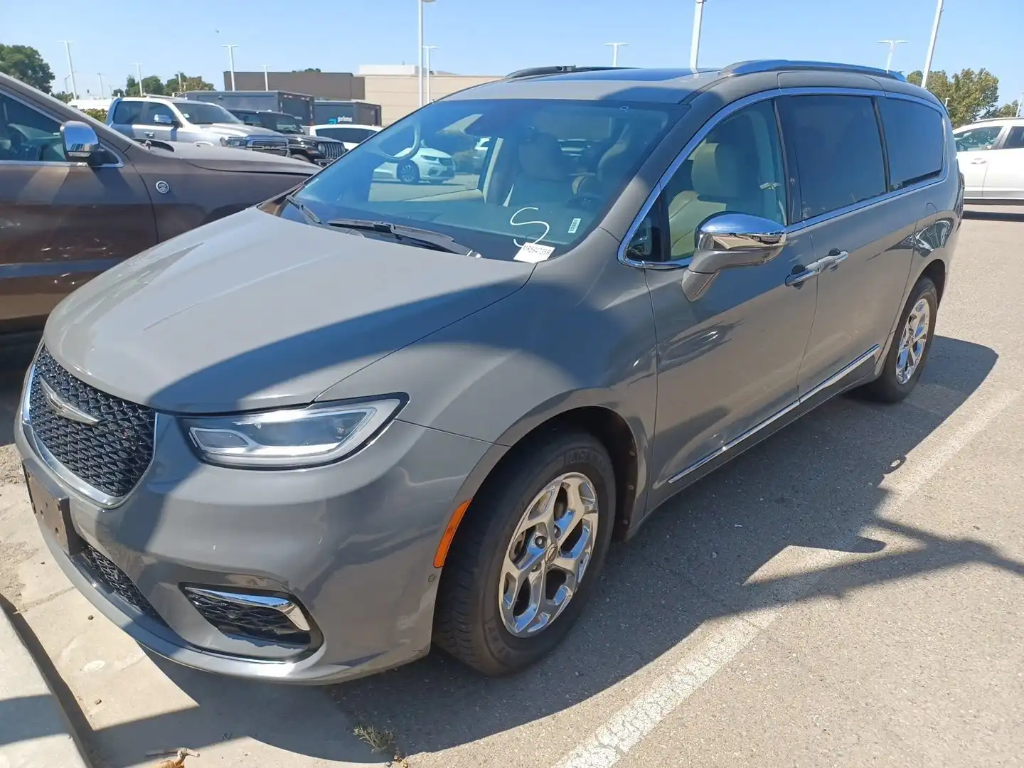 2021 Chrysler Pacifica Limited's photo