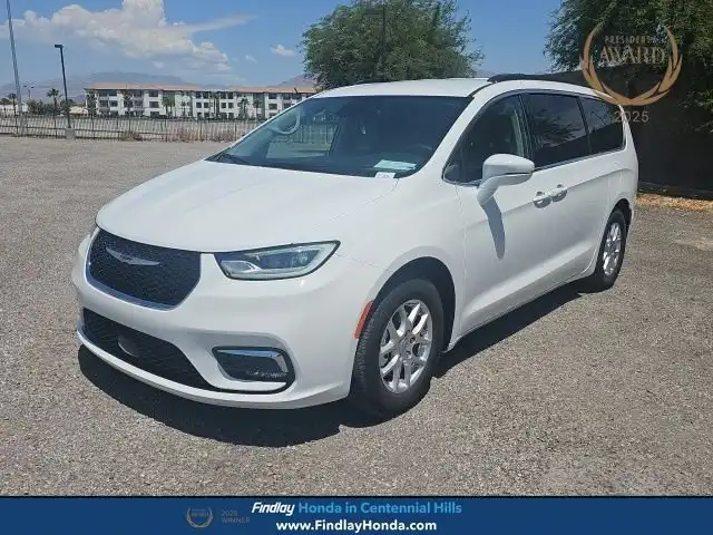 2022 Chrysler Pacifica Touring L's photo
