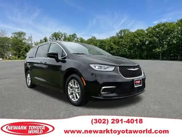 2024 Chrysler Pacifica Touring L's photo