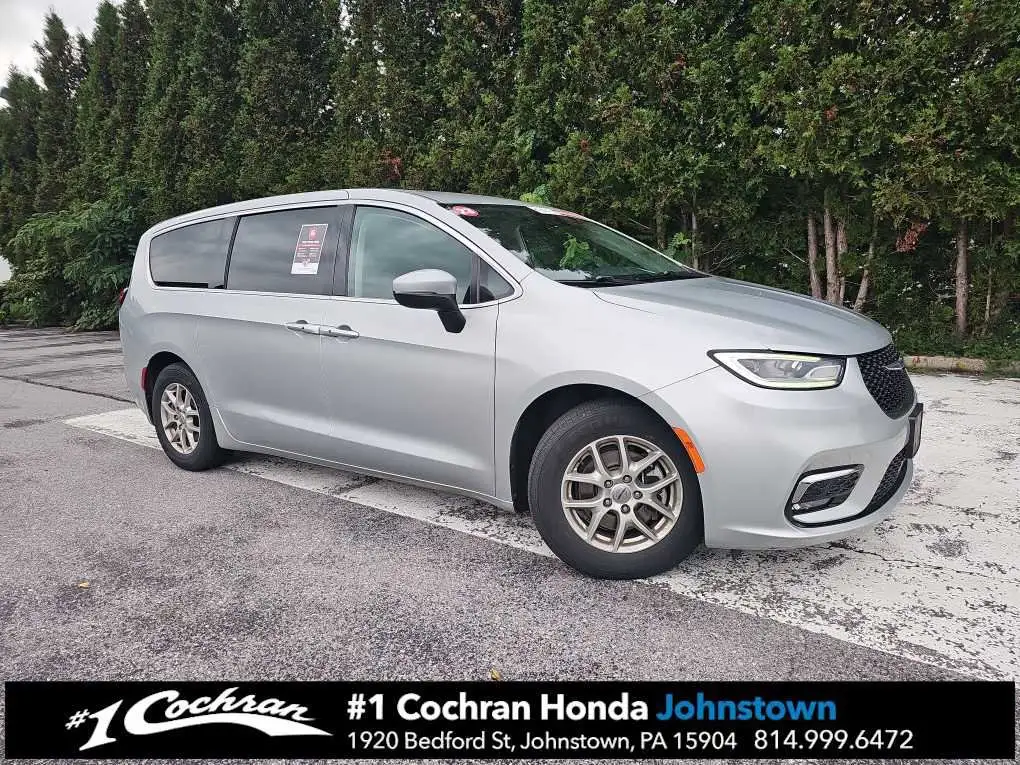 2023 Chrysler Pacifica Touring L photo 1