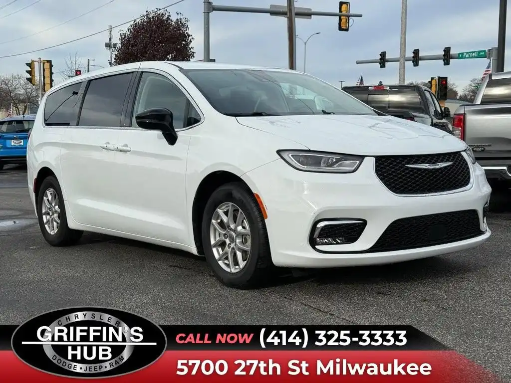 2024 Chrysler Pacifica Touring L's photo