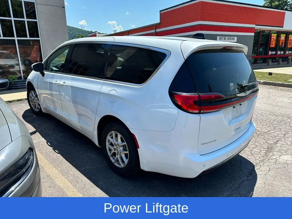 2023 Chrysler Pacifica Touring L photo 5
