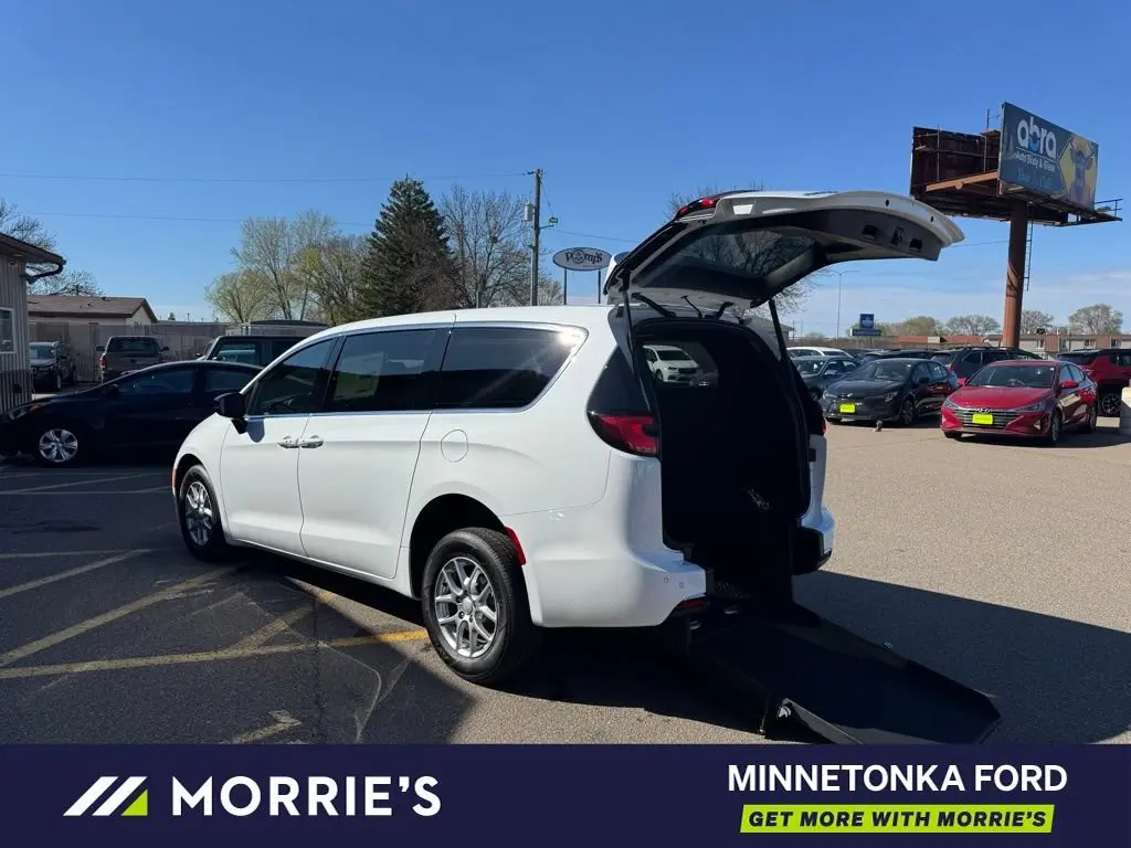 2026 Chrysler Pacifica Select photo 4