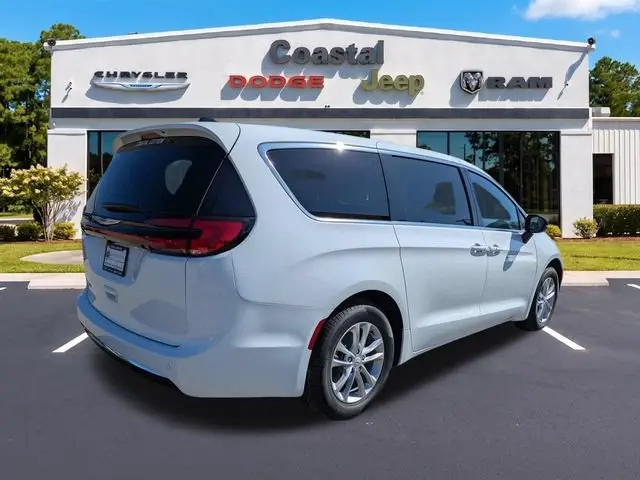 2026 Chrysler Pacifica Select photo 4