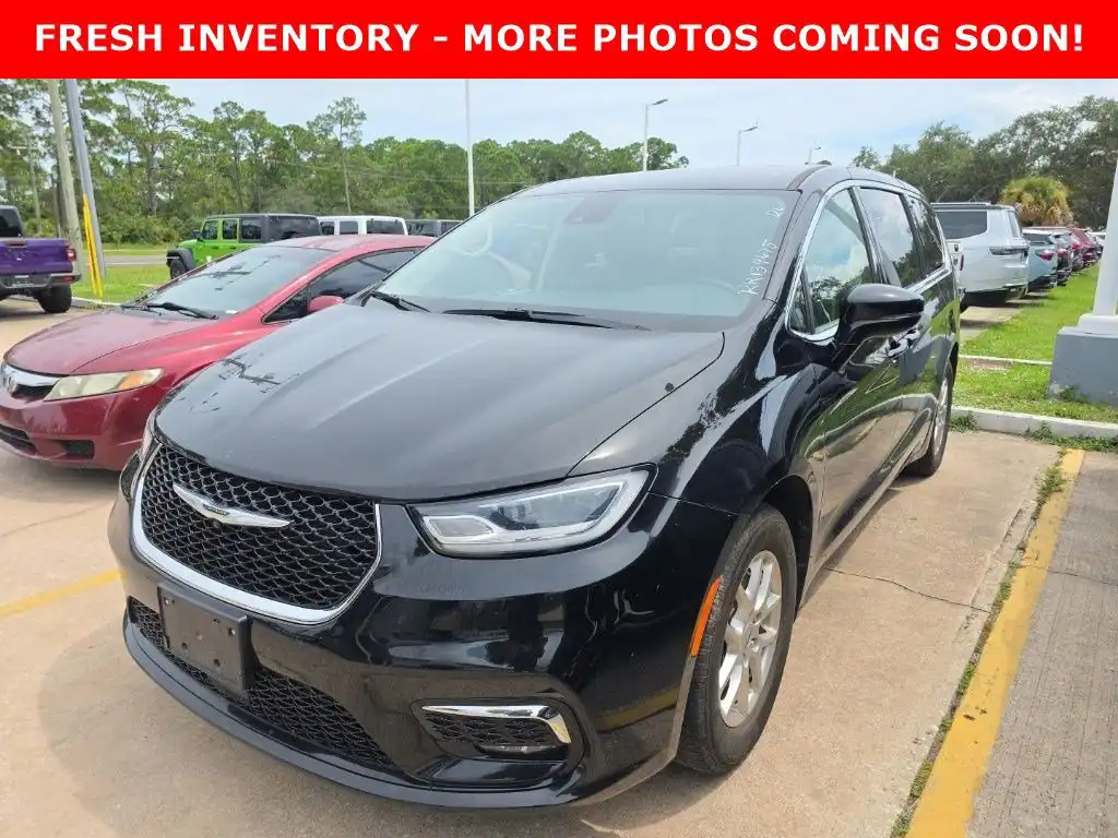 2024 Chrysler Pacifica Touring L's photo
