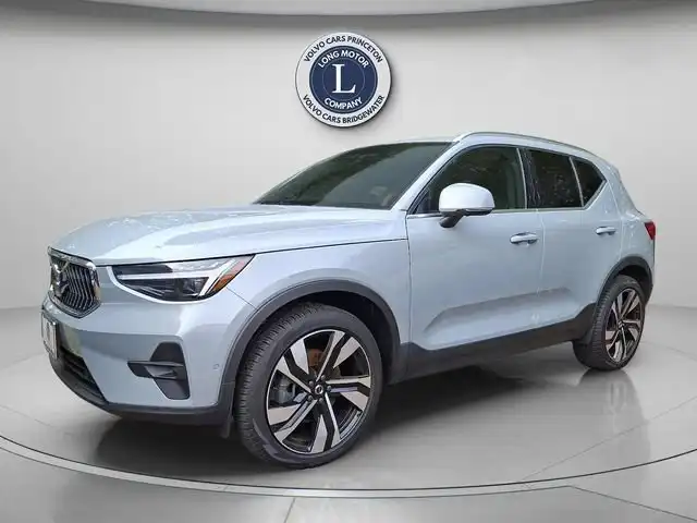 2025 Volvo XC40 B5 Ultra Bright AWD's photo
