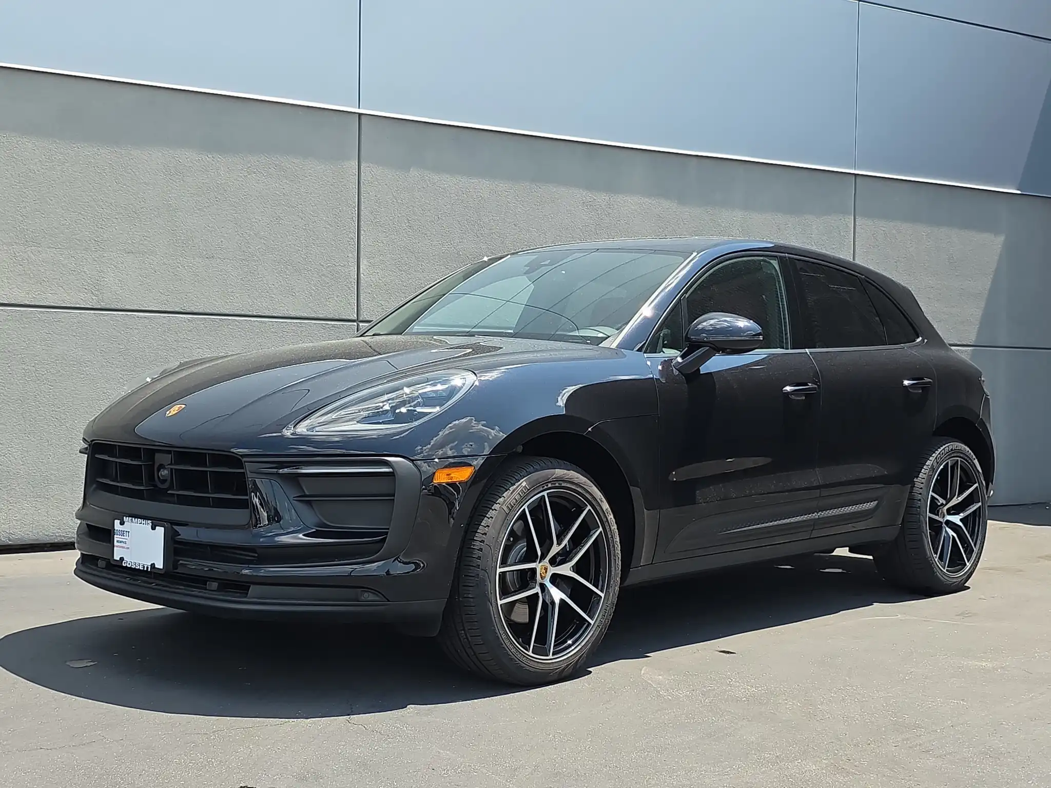 2025 Porsche Macan Base's photo