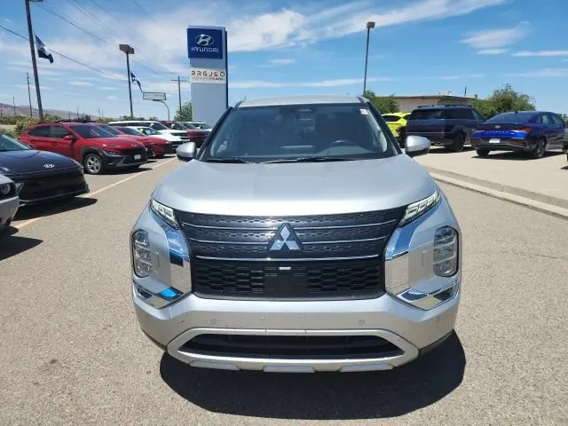 2024 Mitsubishi Outlander SE S-AWC photo 3