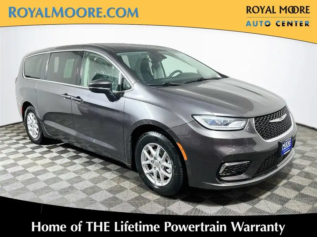 2023 Chrysler Pacifica Touring L's photo