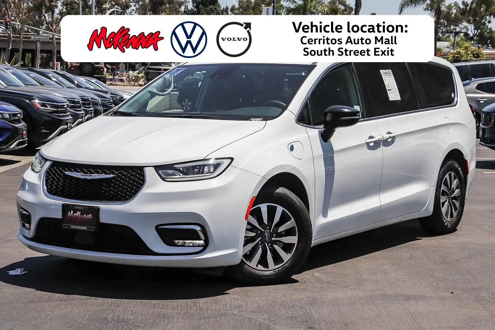 2024 Chrysler Pacifica Hybrid Select PHEV's photo