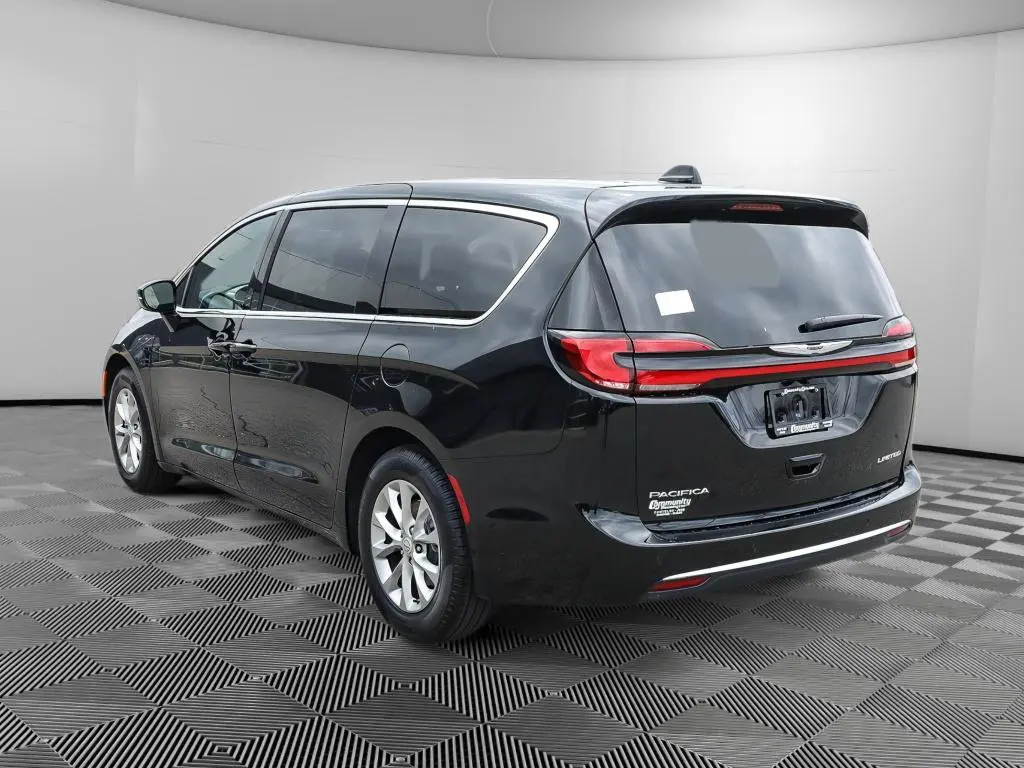 2026 Chrysler Pacifica Limited photo 5