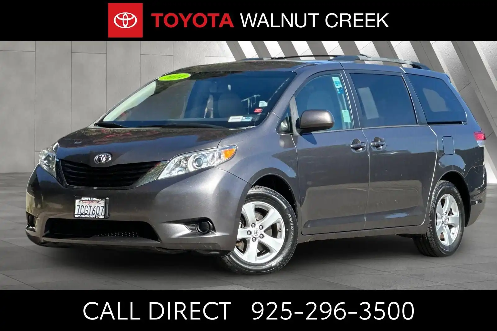 2014 Toyota Sienna LE V6 7-Passenger Access Seat's photo
