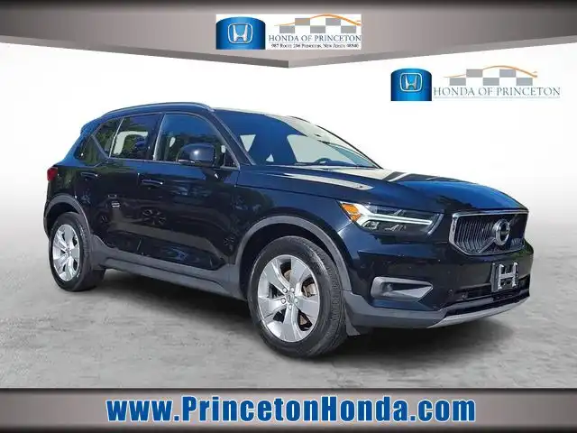 2021 Volvo XC40 T5 Momentum AWD's photo