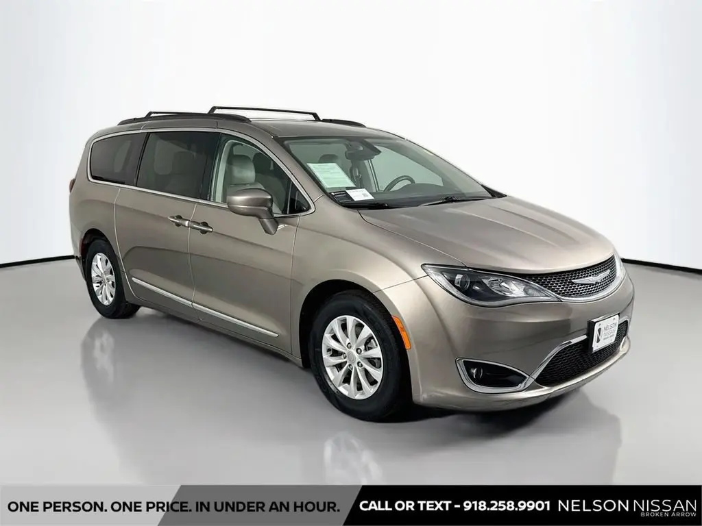 2017 Chrysler Pacifica Touring L photo 3