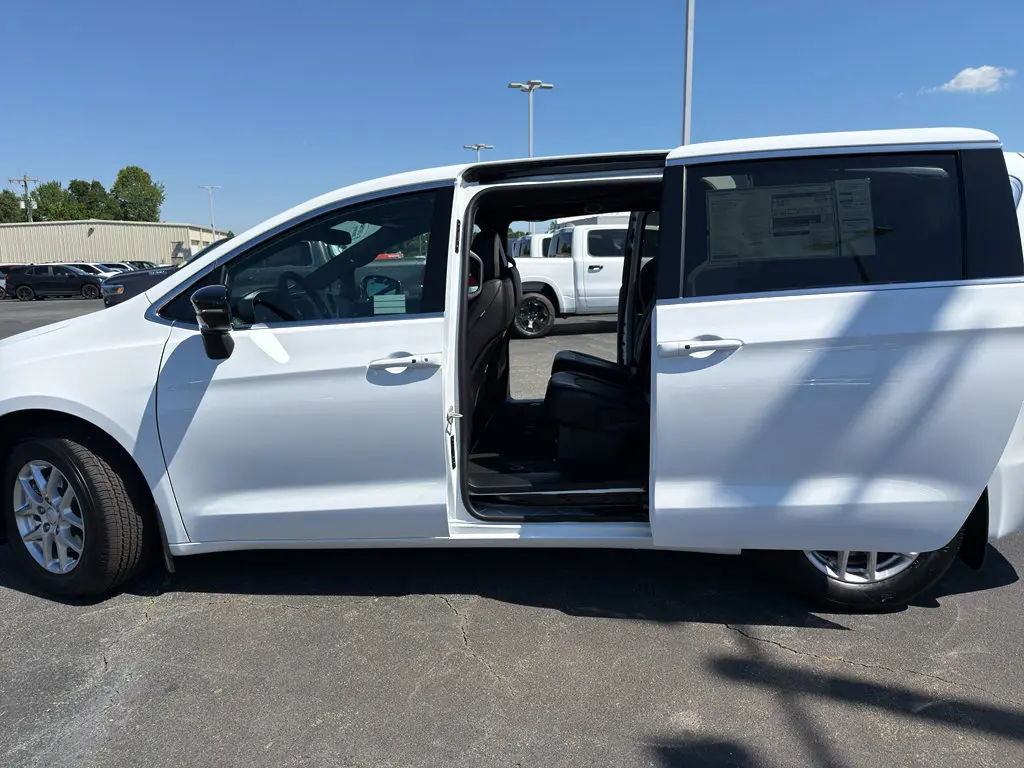 2027 Chrysler Pacifica Select photo 5