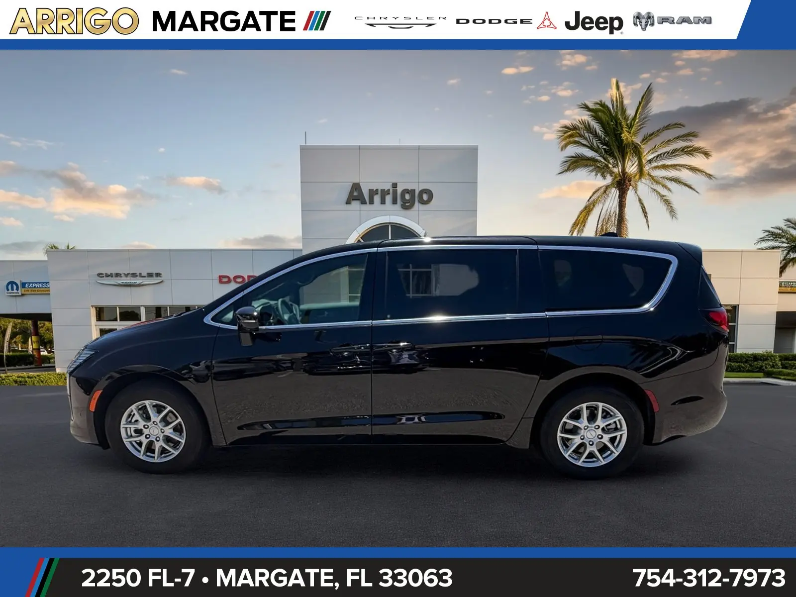 2027 Chrysler Pacifica Select photo 4