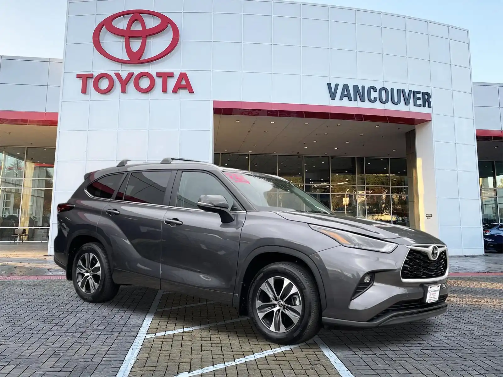 2025 Toyota Highlander XLE AWD's photo