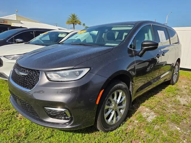 2023 Chrysler Pacifica Touring L AWD photo 3