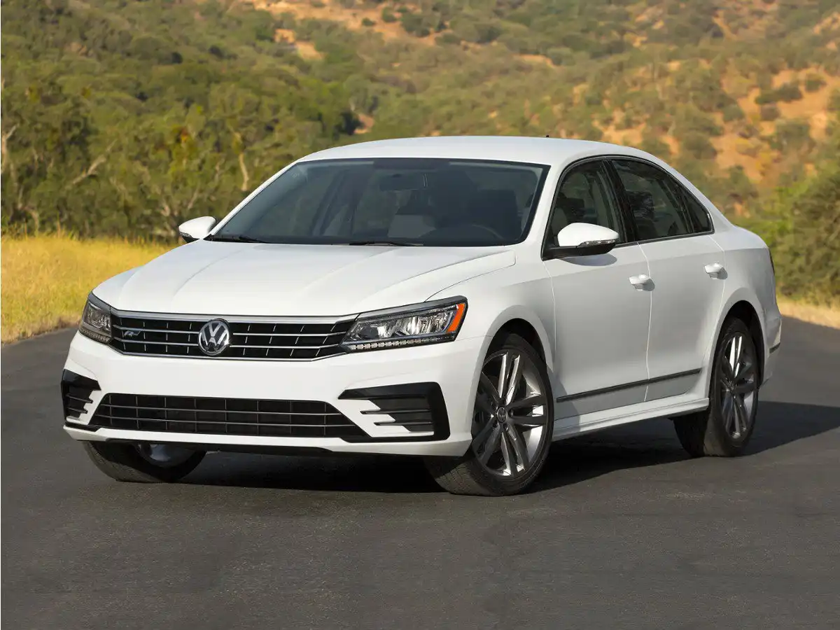 2017 Volkswagen Passat 1.8T R-Line w/ Comfort Pkg. Auto's photo