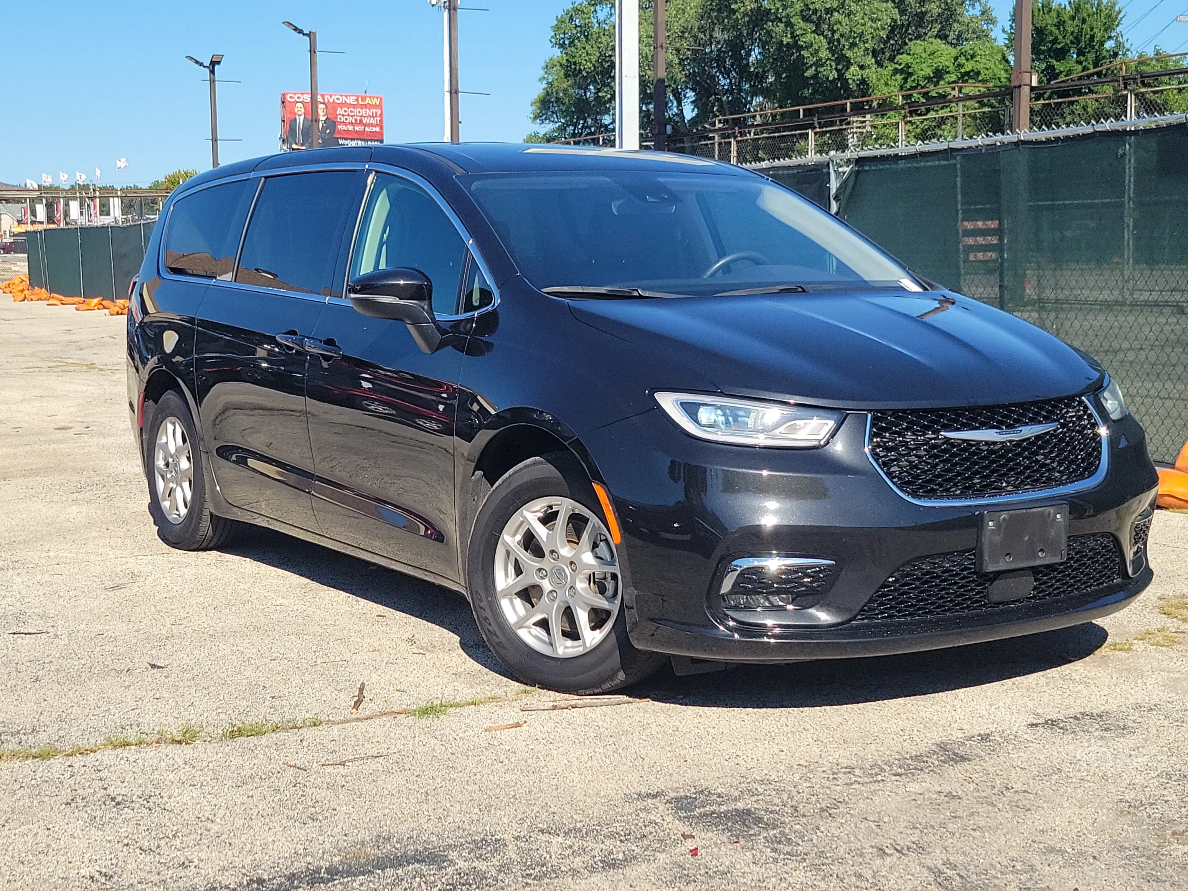 2023 Chrysler Pacifica Touring L's photo