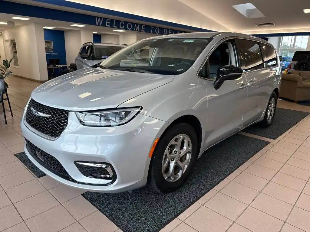 2024 Chrysler Pacifica Limited's photo