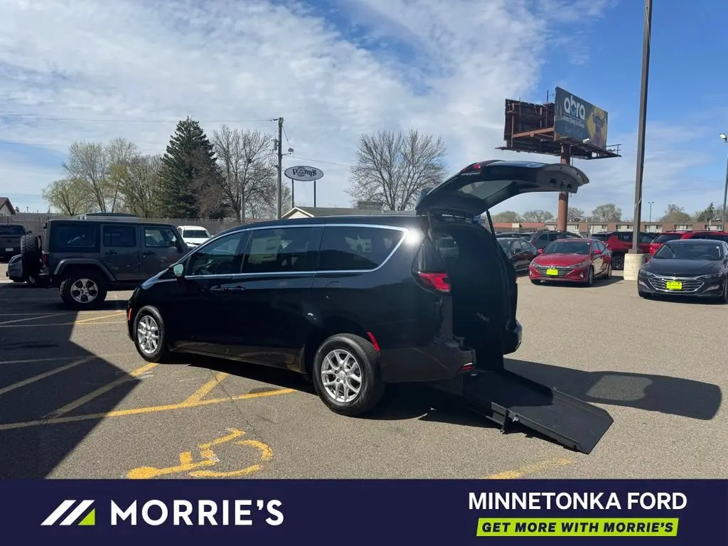 2026 Chrysler Pacifica Select photo 4