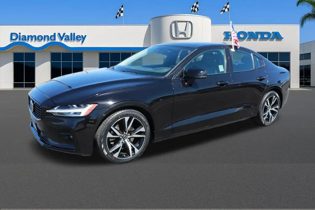 2024 Volvo S60 B5 Core Dark Theme photo 3