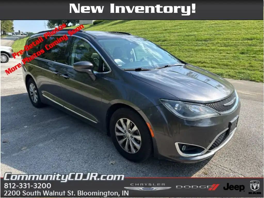 2017 Chrysler Pacifica Touring L's photo