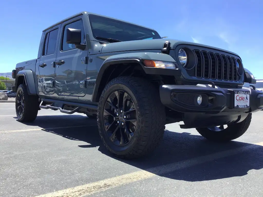 2024 Jeep Gladiator Nighthawk Auto's photo
