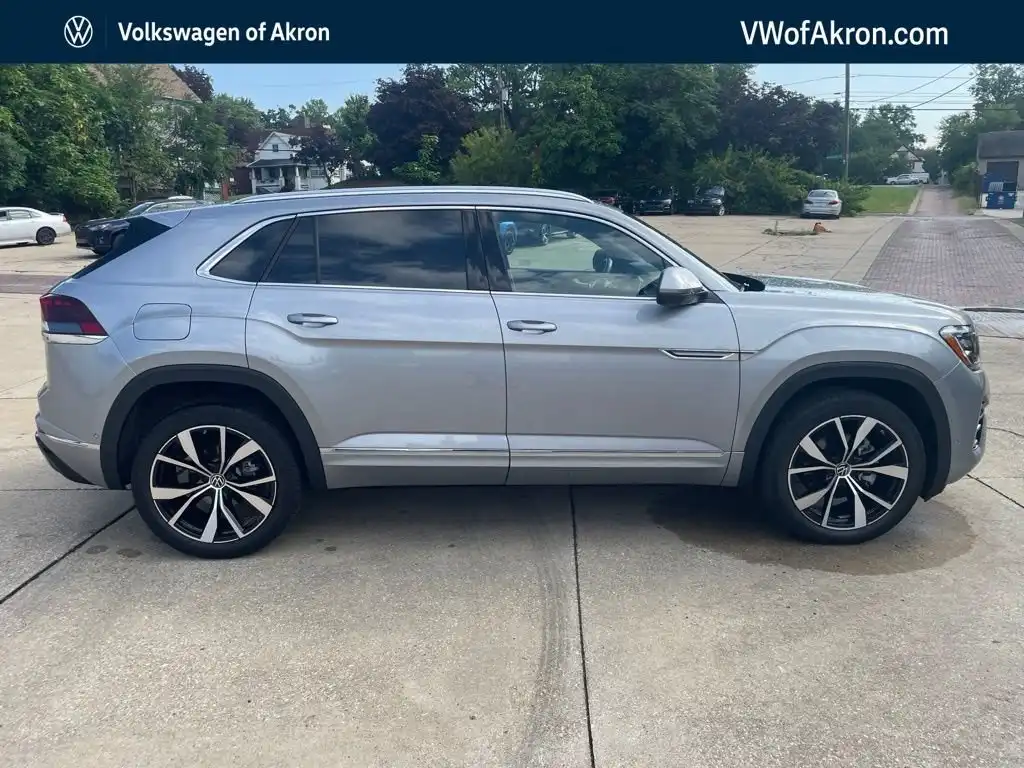 2025 Volkswagen Atlas Cross Sport 2.0T SEL Premium R-Line 4Motion's photo