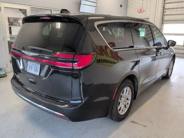 2025 Chrysler Pacifica Select photo 5