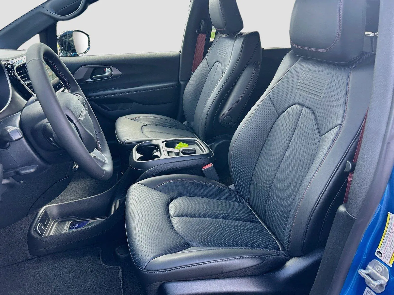 2027 Chrysler Pacifica Select AWD photo 3