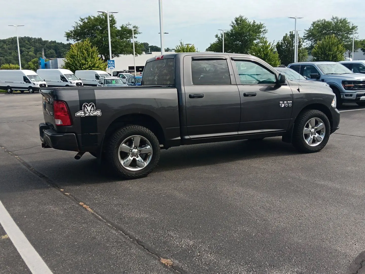 2017 RAM 1500 Express 4x4 Crew Cab 5'7 photo 4