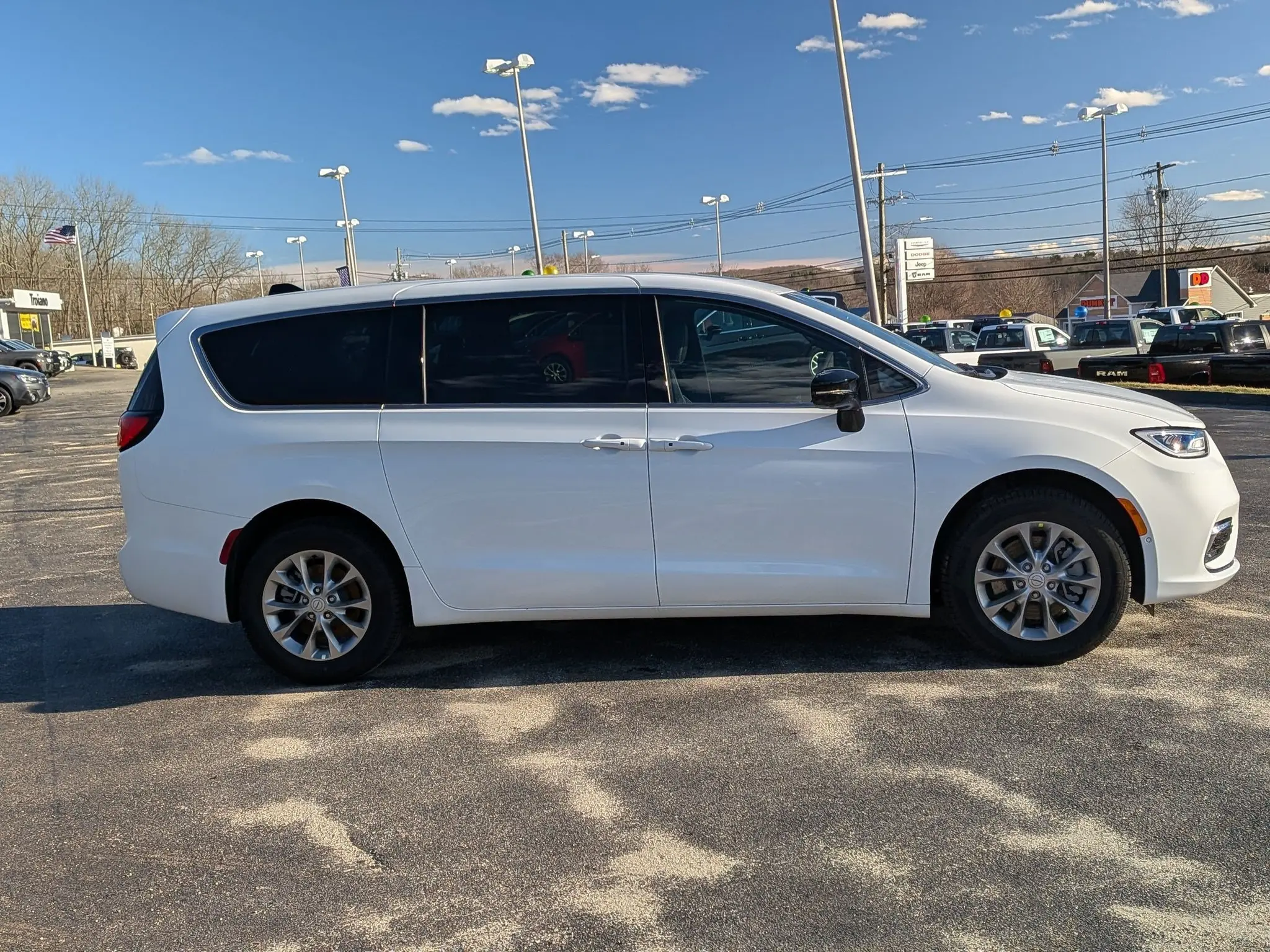 2026 Chrysler Pacifica Select AWD photo 3