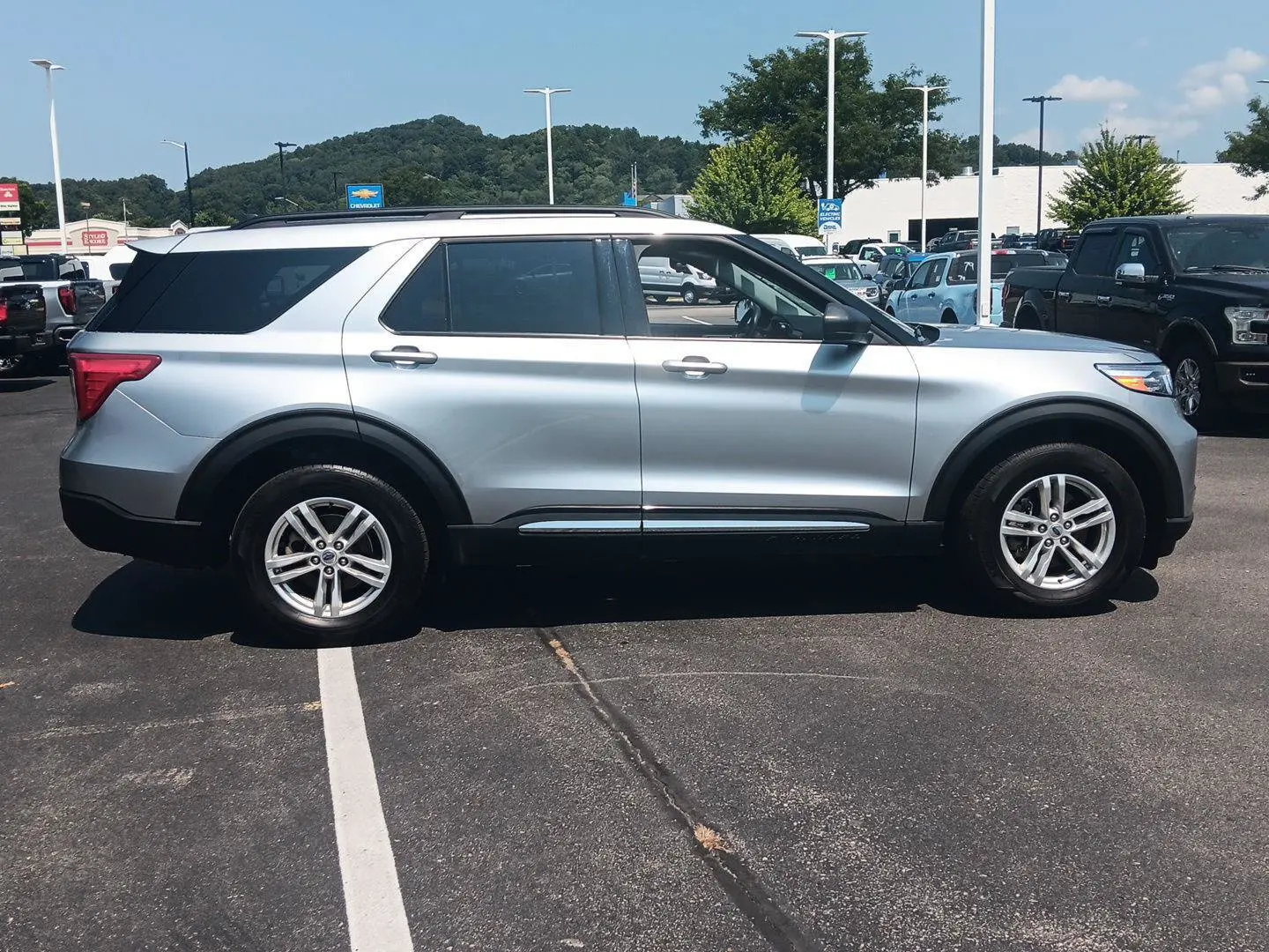 2024 Ford Explorer XLT 4WD photo 3