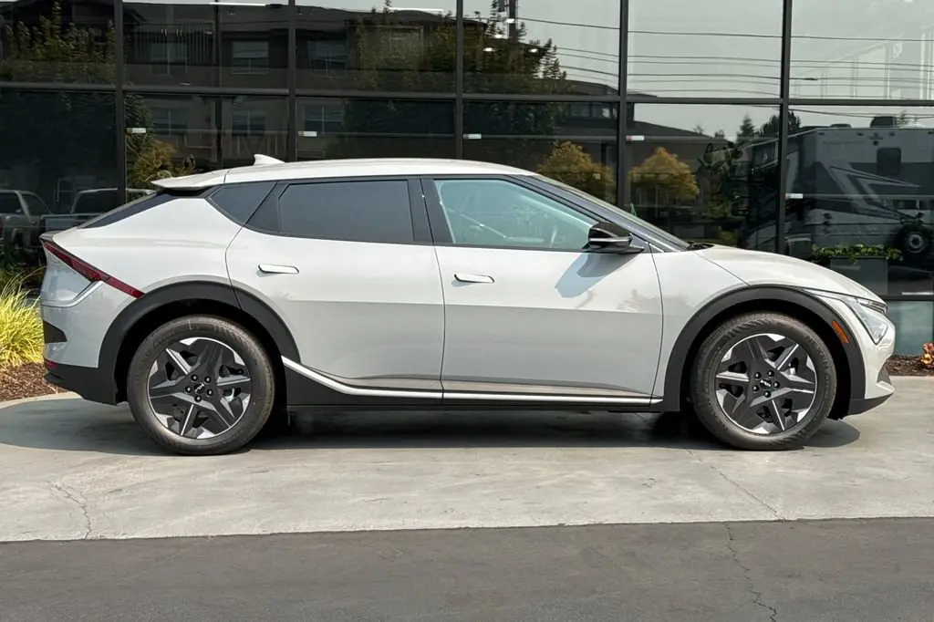 2026 Kia EV6 L Light R photo 3