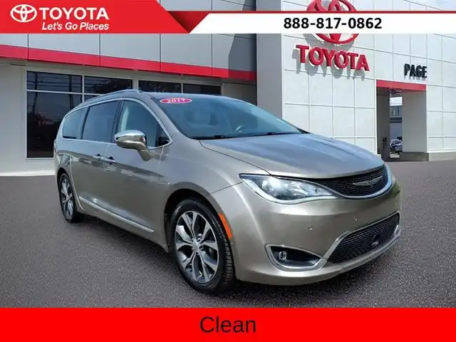 2017 Chrysler Pacifica Limited's photo