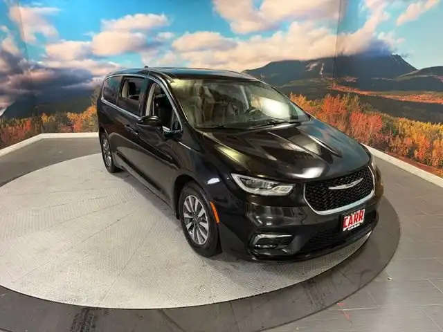 2023 Chrysler Pacifica Hybrid Touring L's photo
