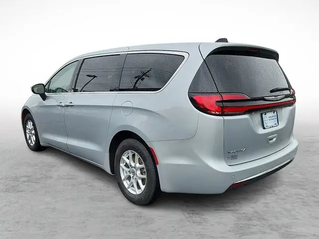 2023 Chrysler Pacifica Touring L photo 4