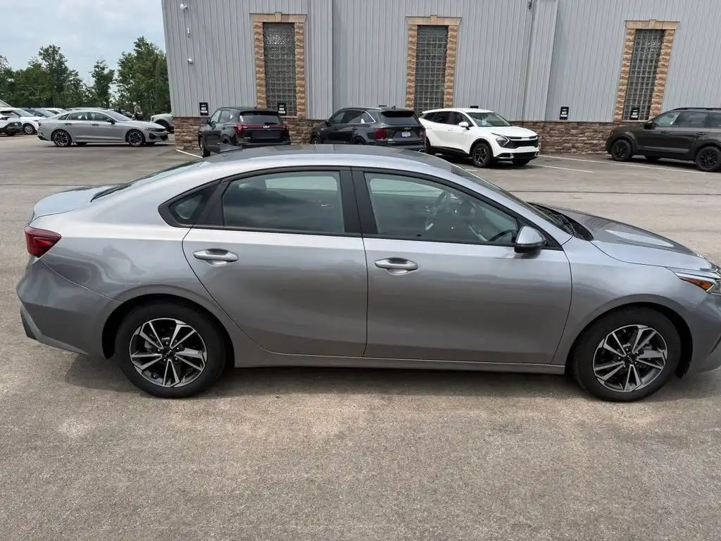 2023 Kia Forte LXS AT's photo