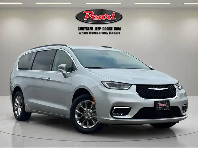 2022 Chrysler Pacifica Touring L's photo