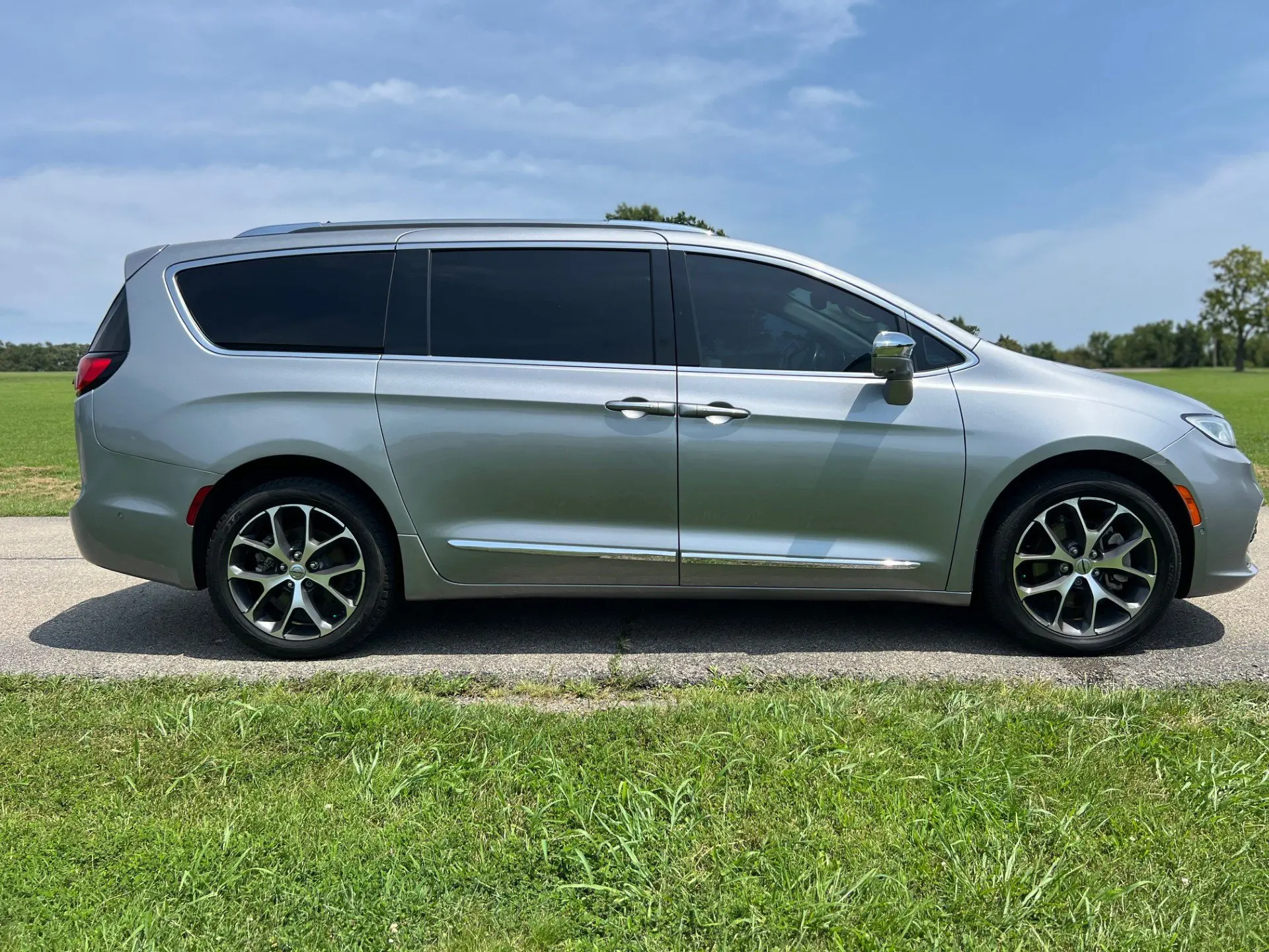 2021 Chrysler Pacifica Limited photo 5