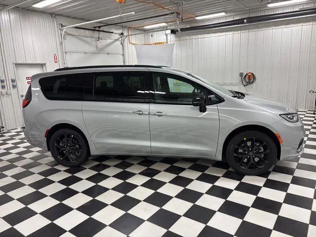 2026 Chrysler Pacifica Select AWD photo 3