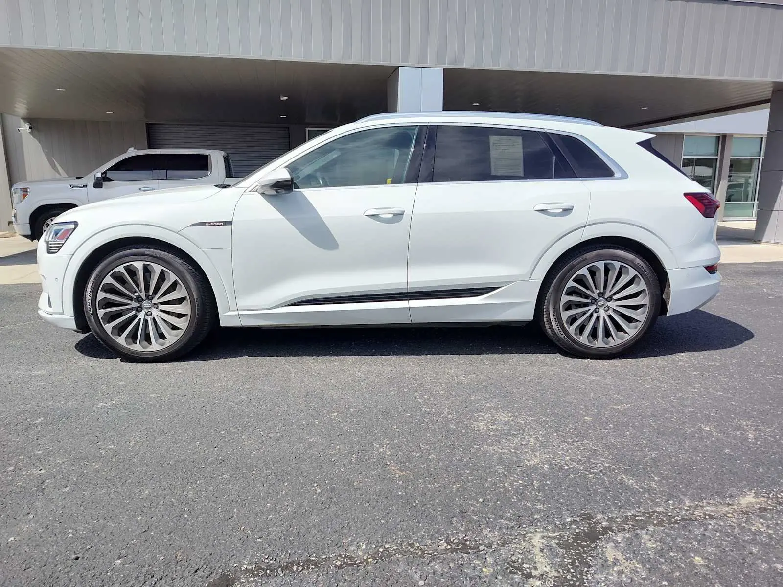 2019 Audi e-tron Prestige photo 3