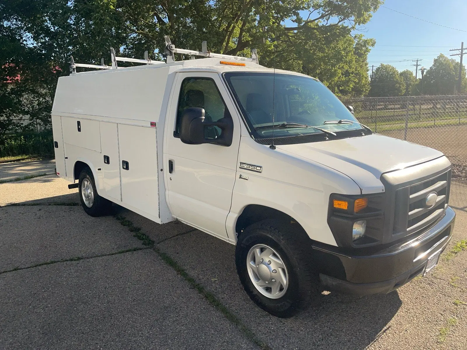 2015 Ford E-Series SRW E-350 Super Duty 138 in WB photo 3