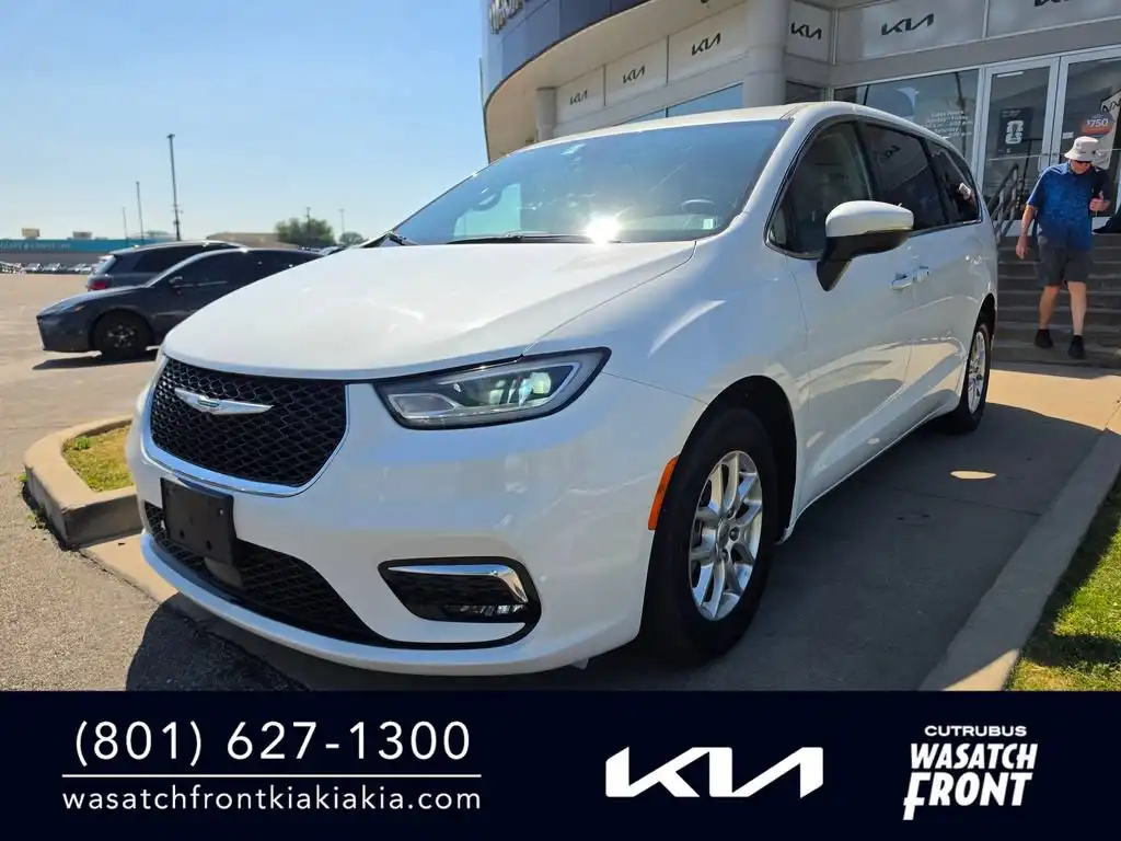 2023 Chrysler Pacifica Touring L's photo