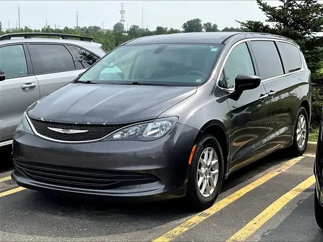 2017 Chrysler Pacifica Touring photo 3